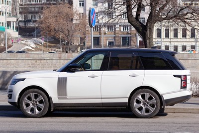 Land Rover Defender 90 от Startech получил спортивный кузов и массивные колеса (видео)